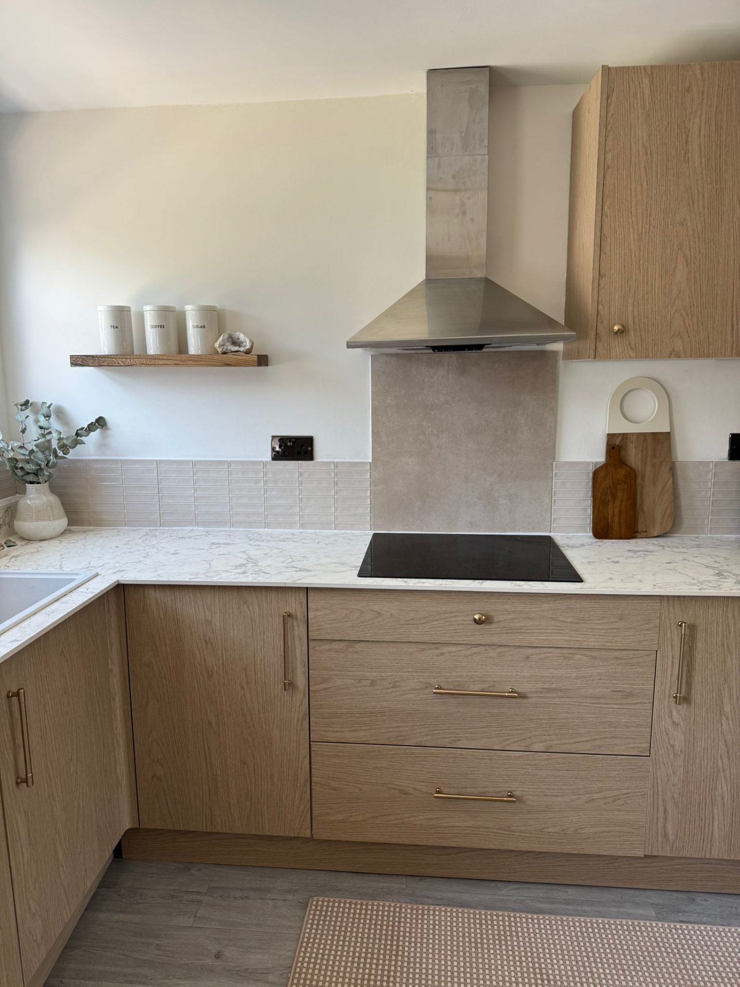 Tiled splashback & repaint in Bedford